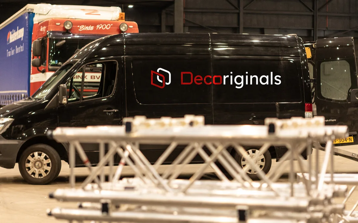 Sfeerbeeld van stagehands & standbouw
