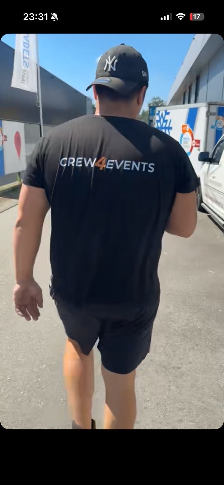Een collega op weg naar een klus