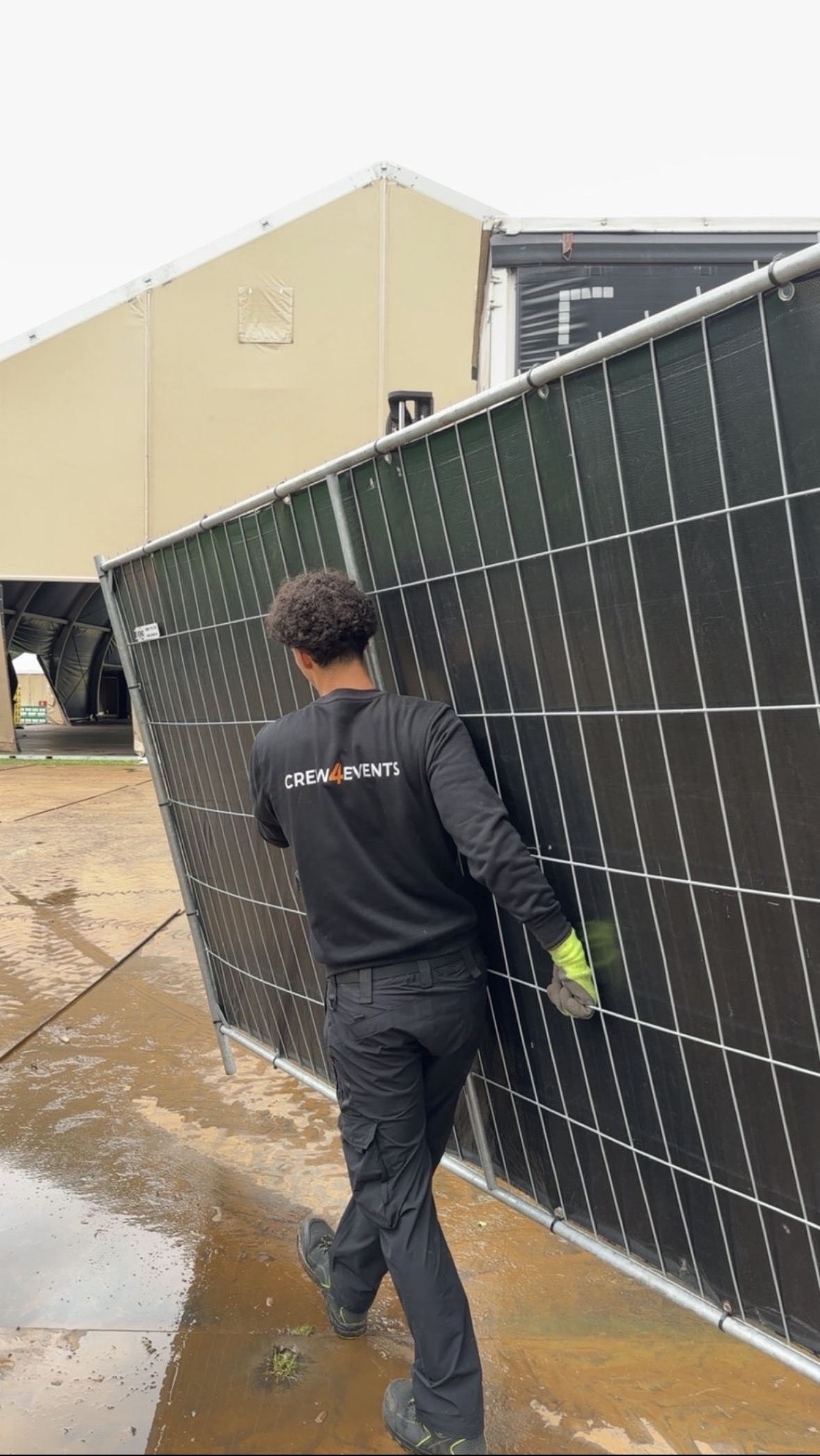 Crew4events-medewerker verplaatst hekwerk bij een evenement