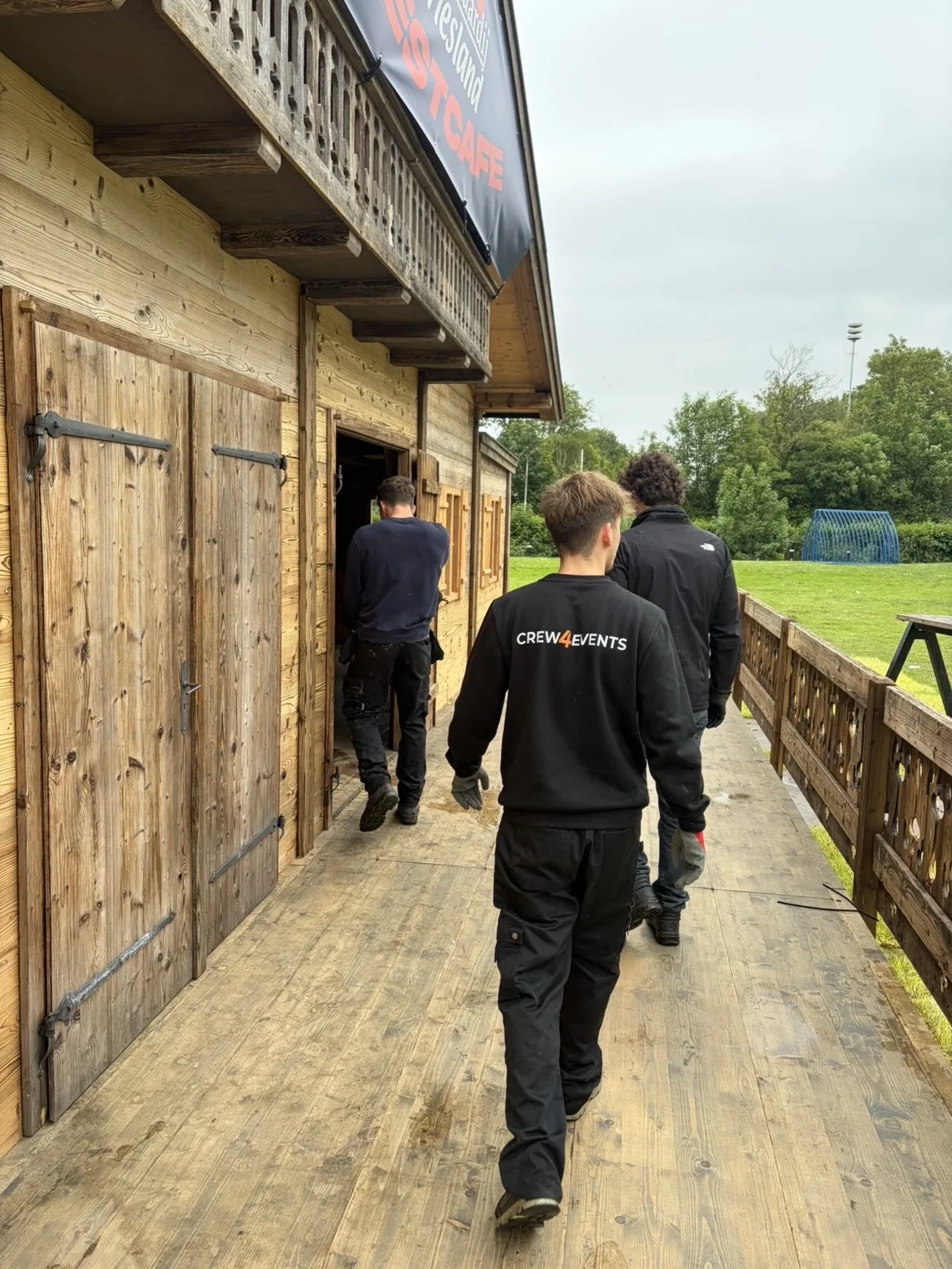 Drie van onze crewleden samen op weg naar een klus, in Crew4Events-werkkleding